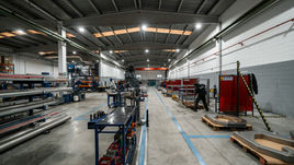 Interior de planta industrial, con herramientas y maquinaria en el taller.