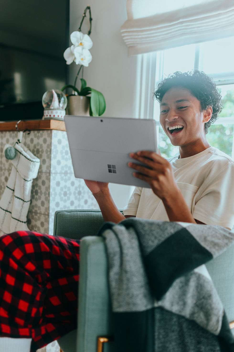 Imagem de pessoa com tablet na mão ilustrativa de SEO - Otimização para motores de busca
