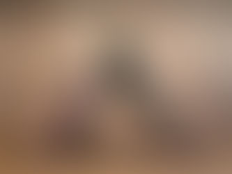 Iyengar Yoga sırasında yoga bloğu ve kayışla desteklenmiş bir pozda duran bir öğrenci; doğru hizalama odaklı, ekipman destekli güvenli bir yoga pratiği.