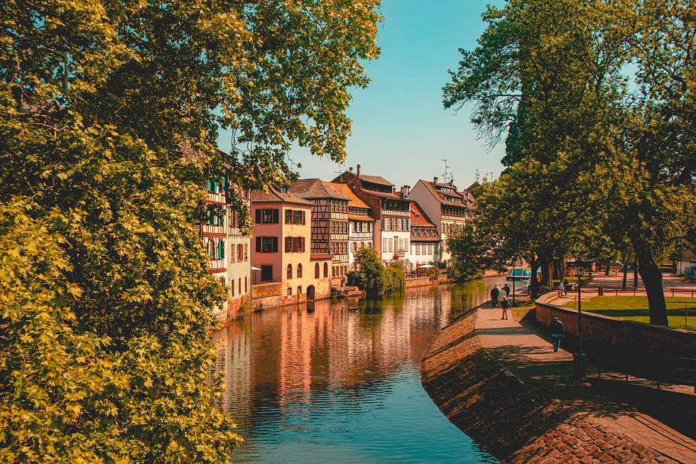 Vue pittoresque de Strasbourg avec les maisons à colombages traditionnelles bordant l’Ill, cadre typique de l’Alsace
