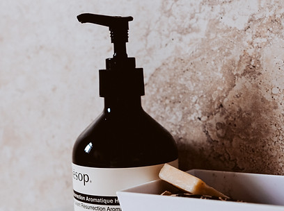 Espace salle de séjour moderne dans logement Airbnb