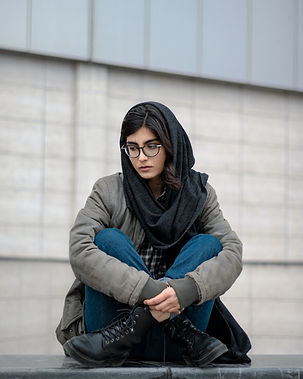 jeune femme, regarder bas, à, regard triste