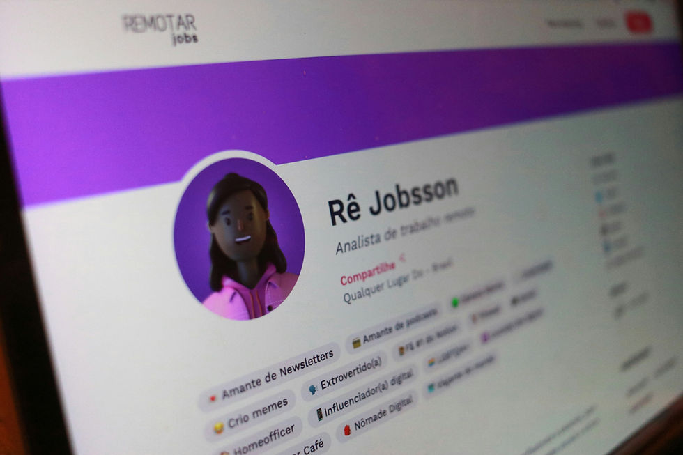 Profile of a jobseeker on a work platform, highlighting skills and interests such as digital influence and remote work expertise.
