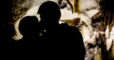 Escapade romantique en couple dans les grottes du Jura avec visite des grottes des Moidons, déjeuner près des cascades du Hérisson et promenade nature à deux.