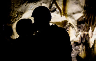 Escapade romantique en couple dans les grottes du Jura avec visite des grottes des Moidons, déjeuner près des cascades du Hérisson et promenade nature à deux.