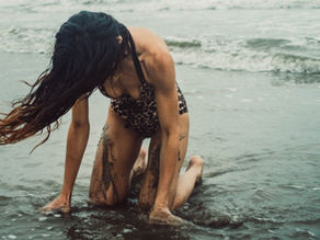 frau ist wild im meer