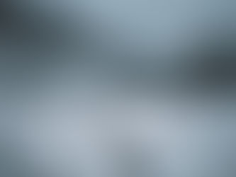 Verschneites Waldtal im Dezember – Ruhe, Erdung und Achtsamkeit in der Natur, Ayurveda im Dezember inspiriert