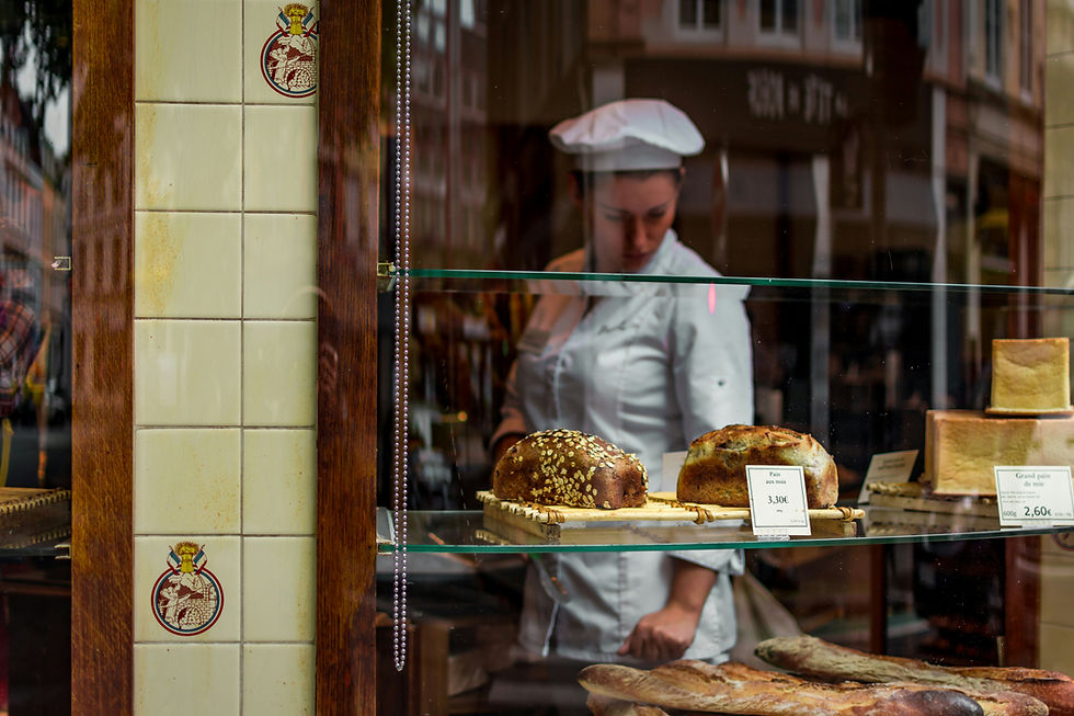 Sabías que... el nombre "panettone" proviene del término milanés "panetton", que significa "pan grande". Sin embargo, algunos creen que también podría derivar de "pan de Toni", en referencia a un supuesto ayudante de cocina que habría creado la receta por accidente