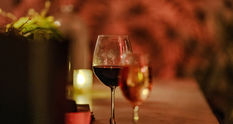 Escapade culturelle et romantique en couple dans le Jura avec visite de Baume-les-Messieurs et Château-Chalon, déjeuner gastronomique et dégustation de vins.