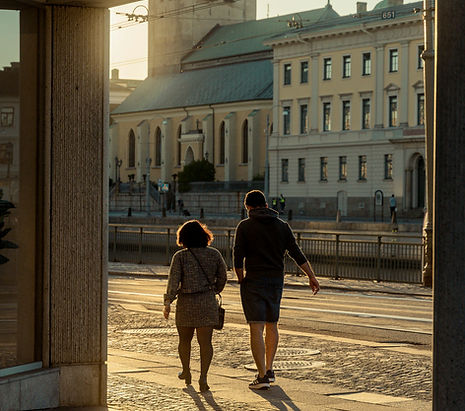Par promenerar stadsgata Göteborg solnedgång - Erbo fastighetsförvaltning frigör tid för BRF-styrelse
