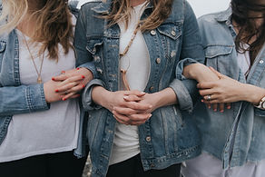 Trois femmes qui sont solidaires