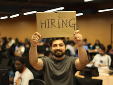 งานไม่หาย แต่จ้างช้าลง!         3 ประเด็นจากรายงานล่าสุด   ชี้ตลาดแรงงานสหรัฐแผ่ว หลังทรัมป์เทอมสองครบปี