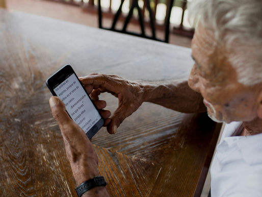 Hombre mayor leyendo un texto en un celular