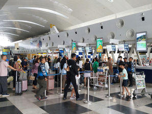 Personen am Flughafen Check-in