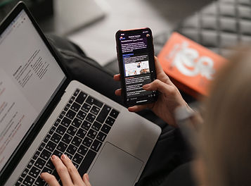 Frau am Laptop am arbeiten