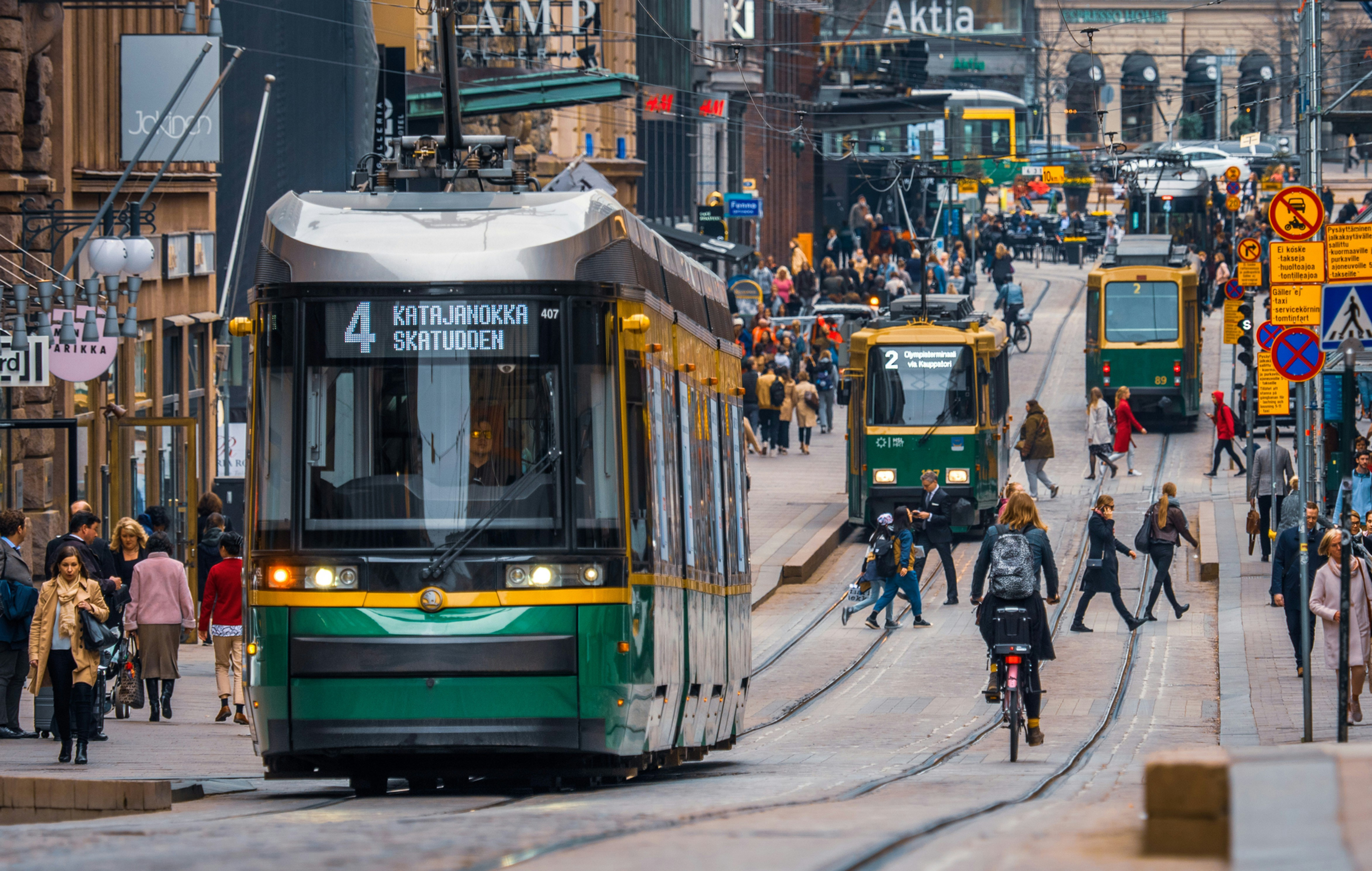 Raitiovaunu ajaa Helsingin keskustassa.