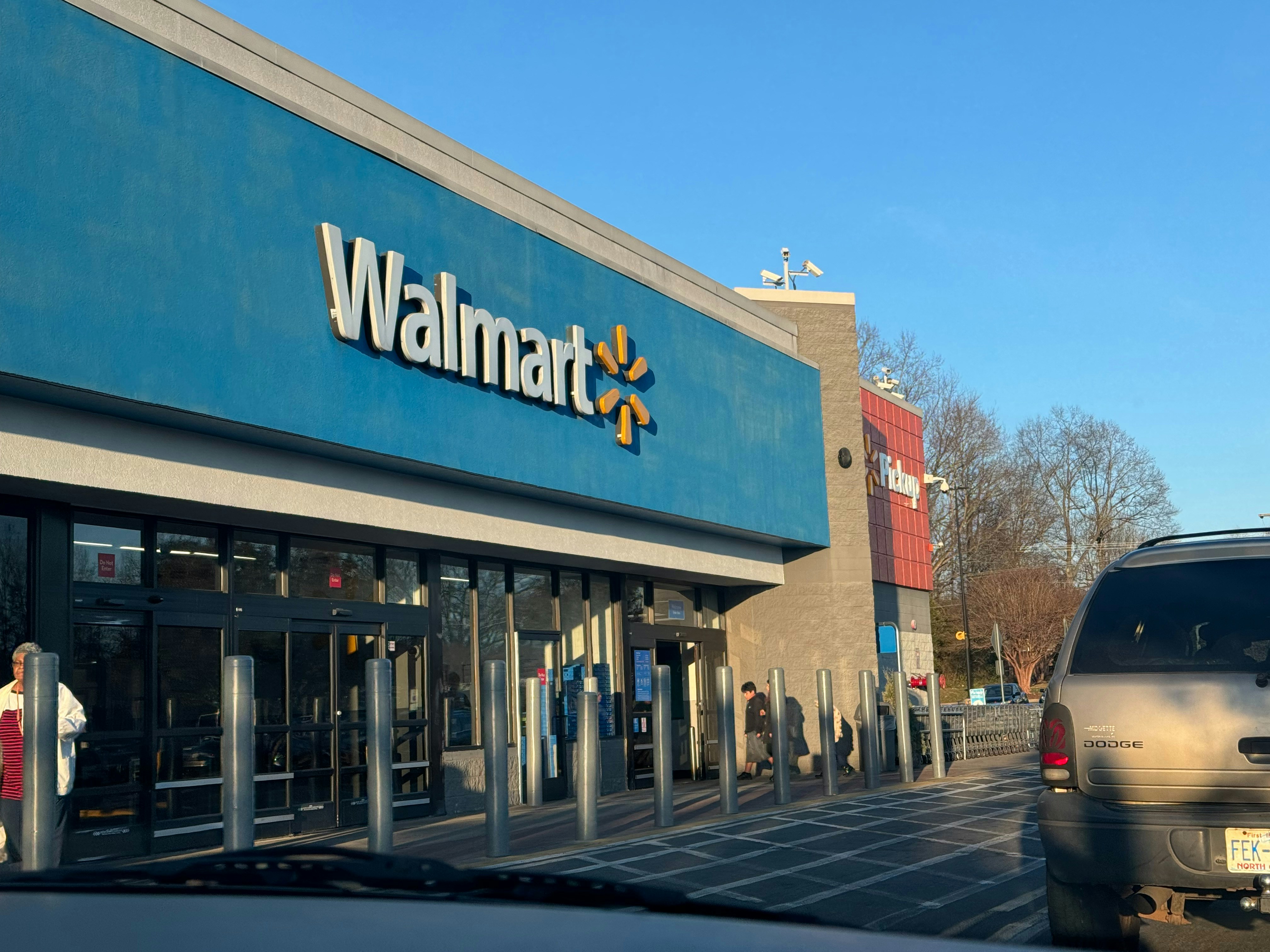 Walmart suspende contrataciones con visa H-1B tras tarifa impuesta por Trump