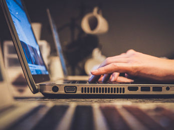 Travailler en ligne : Comment décrocher sa première mission en Freelance et générer des revenus ?