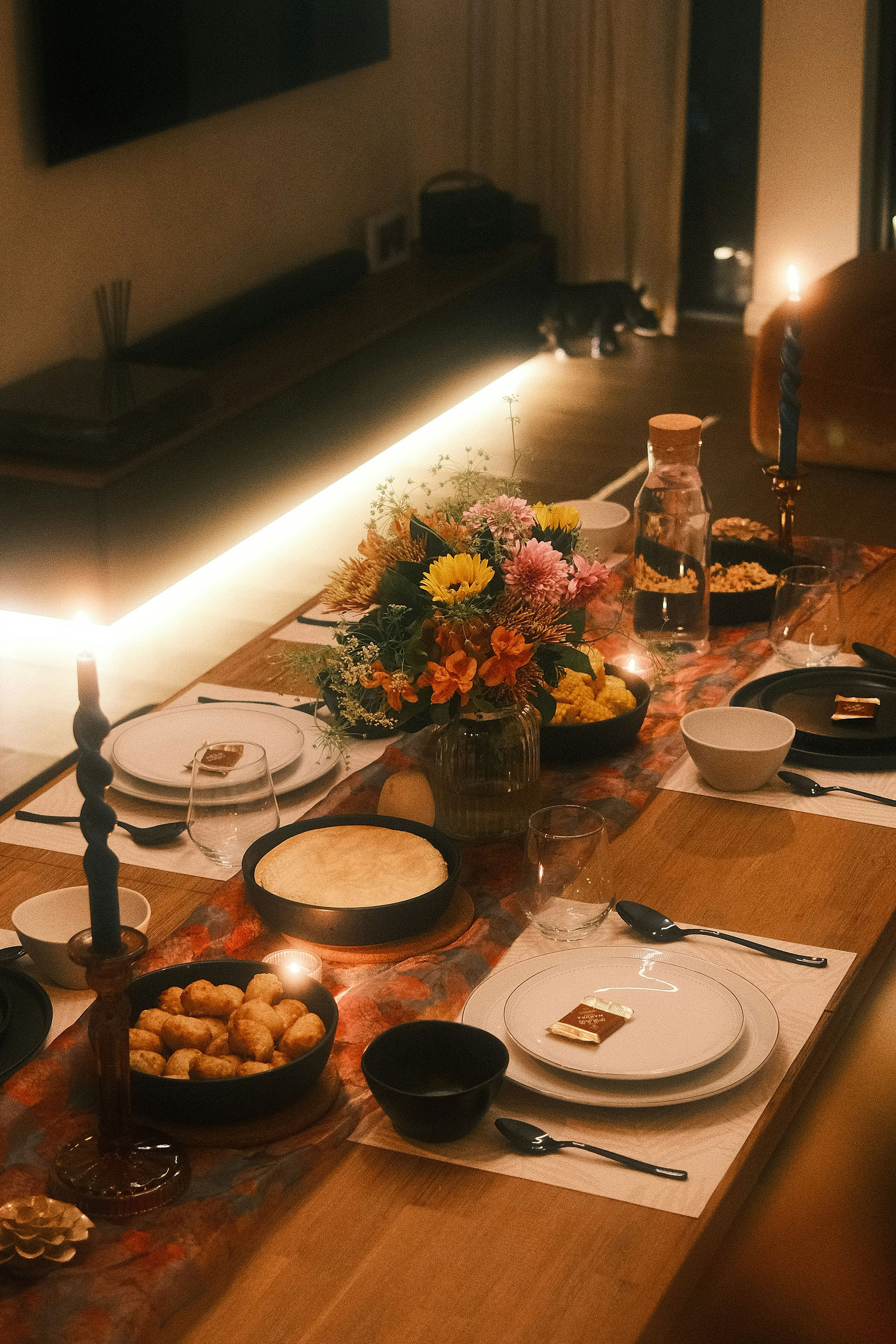 Mesa natalina elegante com pratos tradicionais, bebidas para ceias de fim de ano, ideias de entradas para ceia, ceia simples e elegante, como organizar ceia de fim de ano, cardápio para ceia de natal, ceia de réveillon fácil, dicas de ceia de natal, O Que Fazer e Evitar na Ceia de Fim de Ano, Dicas de Chef para Ceias de Natal e Réveillon Inesquecíveis, Guia Completo para Ceias Impecáveis de Fim de Ano, Como Preparar Ceias de Natal e Ano Novo Sem Estresse, 