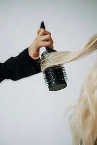 Haare werden mit Rundbürste gekämmt