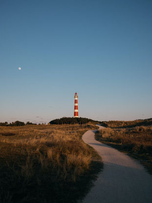 Au large des Pays-Bas, Ameland appartient à la chaîne des îles de la mer des Wadden. Entre paysages modelés par la mer du Nord et culture frisonne profondément ancrée, l’île dévoile un visage méconnu et singulier du pays.