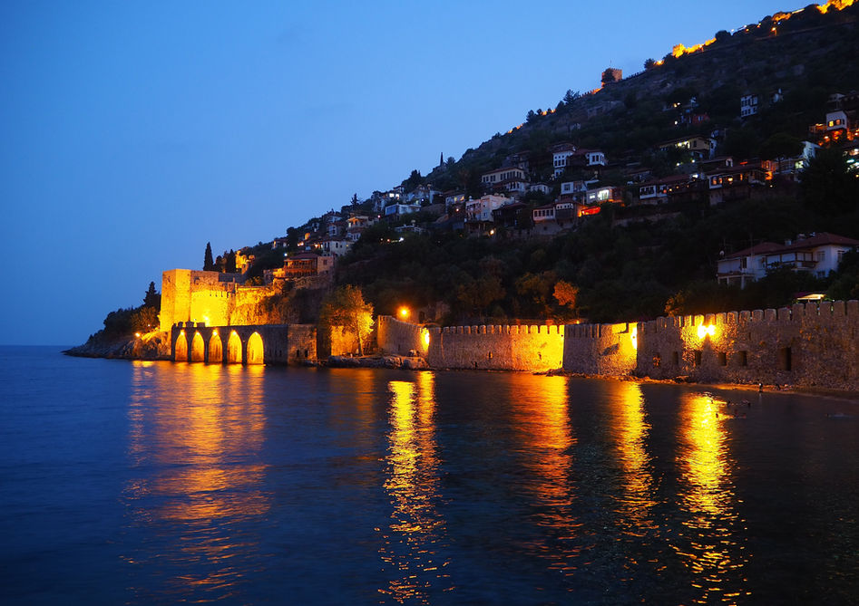 Im Zentrum von Alanya finden sich verschiedene Möglichkeiten, medizinische Versorgung in Anspruch zu nehmen. Neben den Krankenhäusern gibt es auch sogenannte Ärztehäuser, in denen mehrere Ärzte unterschiedlicher Fachrichtungen ihre Praxen unter einem Dach vereinen. Diese Ärztehäuser bieten den Vorteil, dass Patienten verschiedene Spezialisten an einem zentralen Ort finden können. Sucht man beispielsweise nach einem nahen Arzt, so ist ein Ärztehaus oft eine gute Anlaufstelle, da hier eine Vielzahl von Fachgebieten vertreten sein kann. Typischerweise findet man in einem solchen Ärztehaus Allgemeinmediziner für die Grundversorgung, aber auch Fachärzte für Innere Medizin, Kardiologie, Dermatologie, Orthopädie, Gynäkologie, Urologie, Hals-Nasen-Ohren-Heilkunde, Augenheilkunde und Zahnmedizin. Die Suche nach einem nahen Arzt kann auch über Online-Portale oder Empfehlungen von Hotels und Einheimischen erfolgen. Die zentrale Lage der Ärztehäuser im Zentrum von Alanya ermöglicht eine gute Erreichbarkeit für Patienten. Die dort praktizierenden Ärzte bieten oft moderne Diagnose- und Behandlungsmethoden an. Es ist ratsam, vorab einen Termin zu vereinbaren, um Wartezeiten zu vermeiden. 