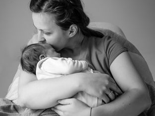 ¿Por qué mi bebé se despierta muchas veces por la noche? Causas reales y qué hacer
