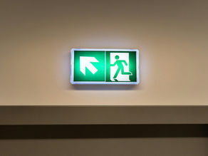 Próbna ewakuacja – jak ją przeprowadzić, by miała sens i spełniała wymagania prawne