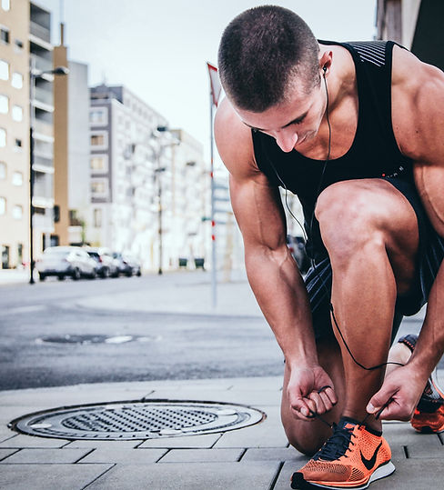 Coureur faisant les lacets sur les conseils du coach running