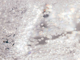 sprudelndes wasser aus dem wasserspender