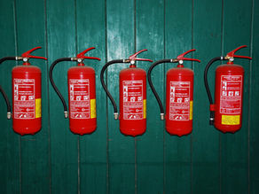 Gaśnica proszkowa a pianowa – co wybrać? Zalety, wady, zastosowanie