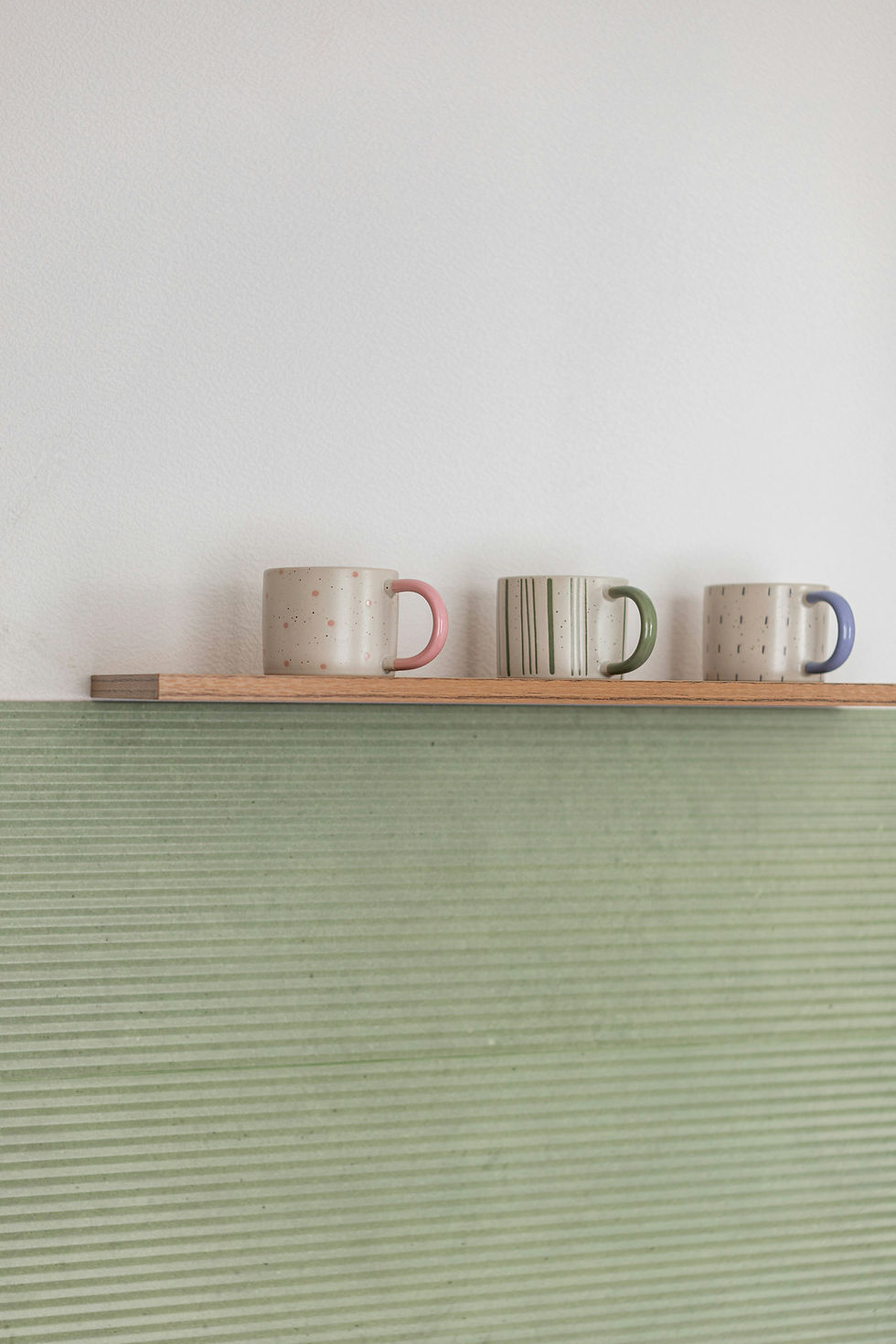 3 kubki na półce - każdy inny (jak członkowie rodziny) Image by Aleksandra Dementeva