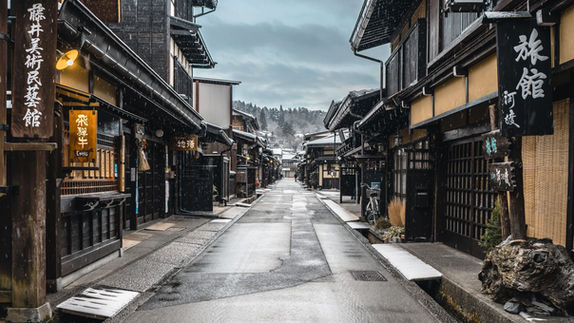 Strada deserta in un tradizionale quartiere di Takayama, Giappone, con architettura storica sotto una leggera nevicata