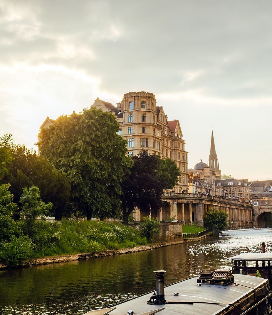 Rivière à Bath ville en Angleterre avec monument historique en arrière plan
