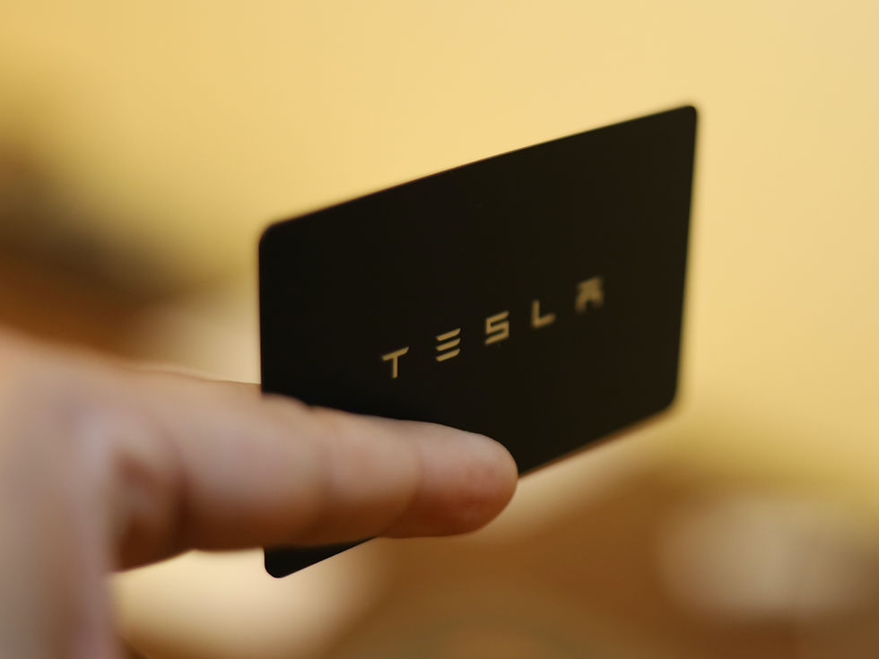 Τα αυτοκίνητα Tesla ξεκλειδώνουν με κάρτα και όχι με το παραδοσιακό κλειδί