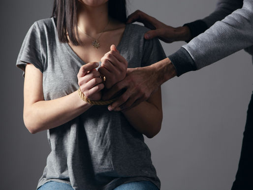 Person wurden Hände gefesselt