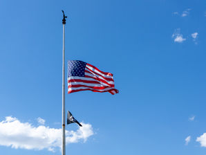 Gobernadora Kelly ordena izar banderas a media asta en honor al exvicepresidente Dick Cheney