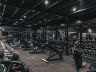 ジム経営者必見！トレーナーへの業務委託契約で注意すべき税務ポイントとは