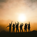 Équipe de professionnels de l’immobilier – cohésion d’équipe au coucher du soleil – communication humaine