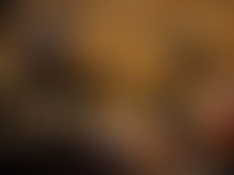 Ein Dirigent dirigiert ein Orchester