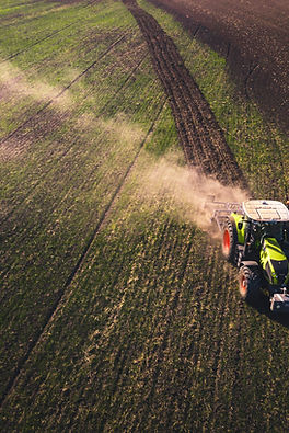 Ansicht von oben auf ein Feld mit einem Traktor