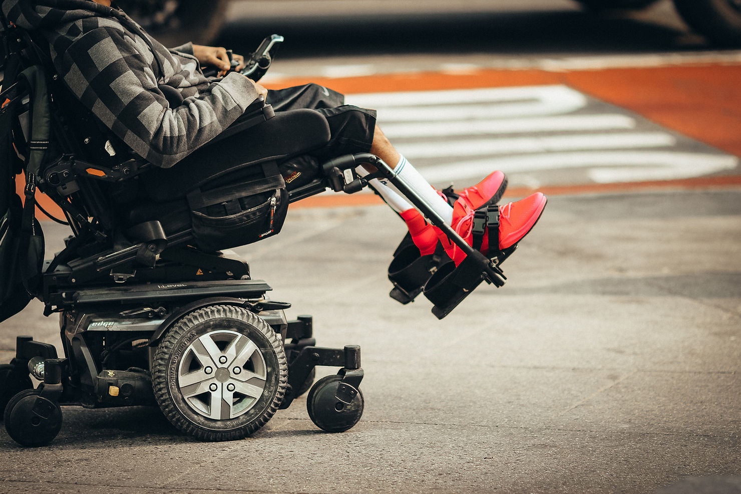 Electric wheelchair with leg rest elevation feature