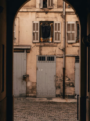 Fabio Montale, le personnage central de la trilogie policière, est né de l’imagination du défunt romancier marseillais Jean-Claude Izzo. Partons en sa compagnie explorer la cité phocéenne, personnage à part entière de son œuvre.
