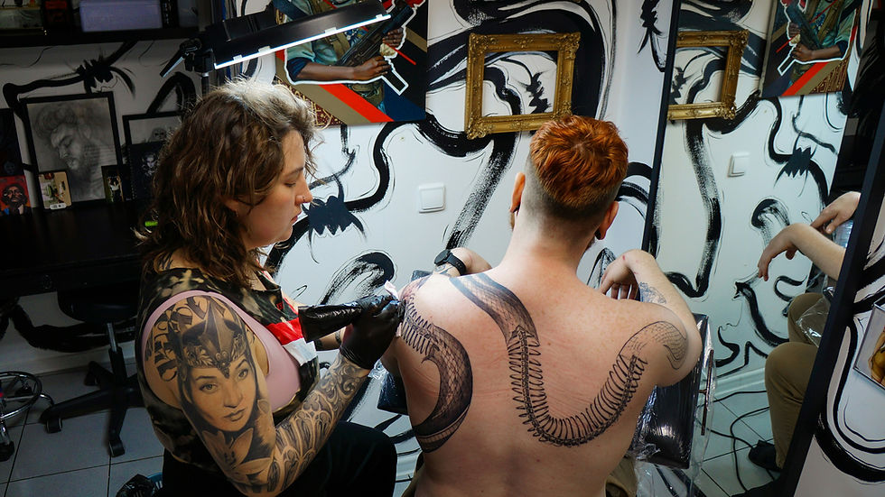 Tattoowiererin bei ihrer Arbeit