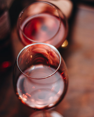Deux verres de vin rouge vus sur le dessus