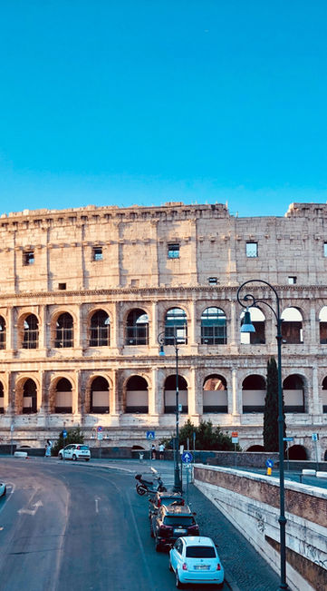 Roma'daki Kolezyum, yol ve araçlar, mavi gökyüzü, güzel bir anı. SEYAHATİZİ