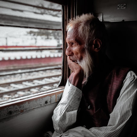 hombre en un vagón de tren