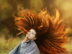 Les cheveux sont les messagers silencieux de notre état intérieur. Stress, carences, inflammation, fatigue : ils enregistrent tout.Heureusement, deux nutriments puissants peuvent les aider à retrouver éclat et vigueur : les oméga-3 et le collagène marin.