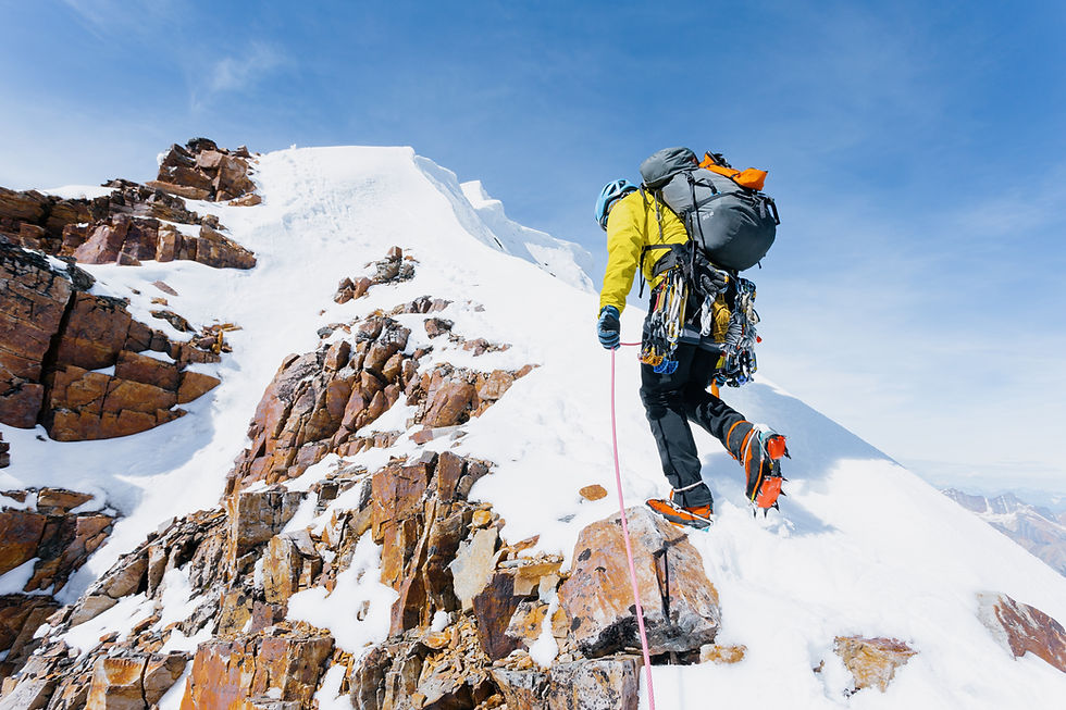Alpinist auf einem Schneegrat