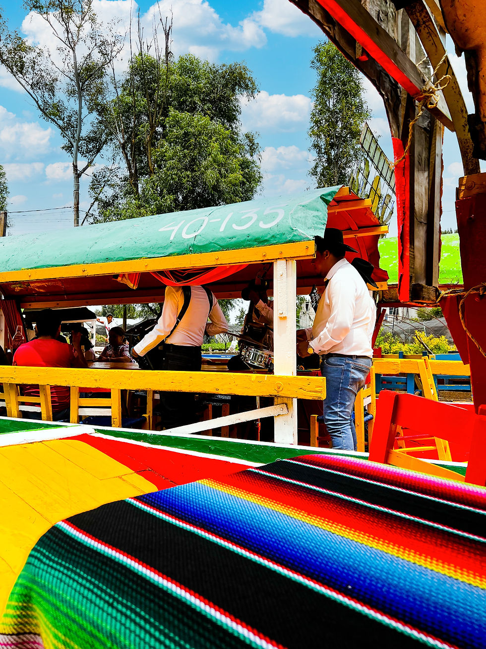 La migración inversa enriquece la diversidad mexicana, generando 10 mil millones de pesos en economía local y promoviendo intercambios artísticos. 